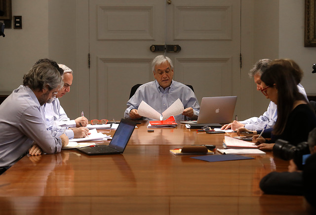Piñera no escucha los cacerolazos: Presidente no cambia el libreto e insiste en calificar como “delincuentes” a los manifestantes Piñera no escucha los cacerolazos: Presidente no cambia el libreto e insiste en calificar como “delincuentes” a los manifestantes
