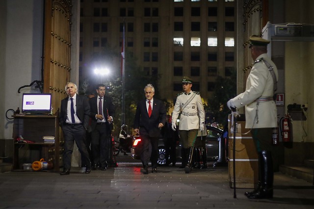 Piñera decreta estado de emergencia ante un 18 de octubre negro y realiza gesto tardío para estudiar alza de pasajes Piñera decreta estado de emergencia ante un 18 de octubre negro y realiza gesto tardío para estudiar alza de pasajes