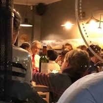Mientras Santiago protesta, Sebastián Piñera fue a un restaurante de Vitacura para saludar a su nieto que estaba de cumpleaños