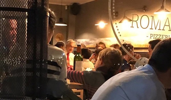 Mientras Santiago protesta, Sebastián Piñera fue a un restaurante de Vitacura para saludar a su nieto que estaba de cumpleaños