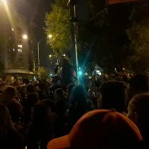 A pocos minutos del toque de queda: continúan manifestaciones en Santiago y cacerolazo se toma Plaza Ñuñoa