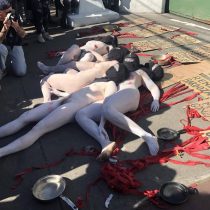 Los desnudos que interpelaron a carabineros por las víctimas mortales de las protestas