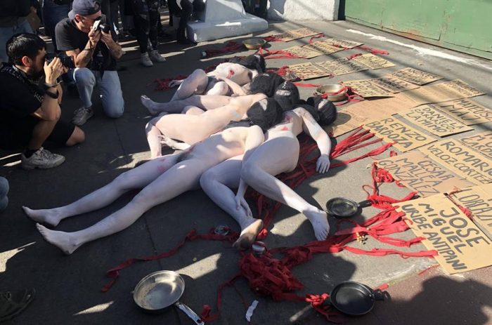Los desnudos que interpelaron a carabineros por las víctimas mortales de las protestas Los desnudos que interpelaron a carabineros por las víctimas mortales de las protestas
