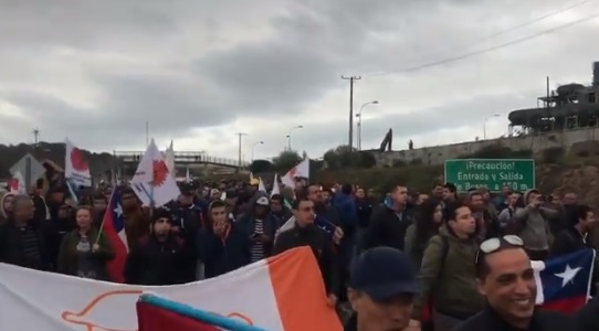 Trabajadores de la división de Codelco Ventanas cortan el tránsito en Quintero ante eventual cierre de la planta Trabajadores de la división de Codelco Ventanas cortan el tránsito en Quintero ante eventual cierre de la planta