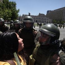 Sigue la protesta: la gente avanza por la Alameda tras concierto de la Sinfónica en Plaza Italia