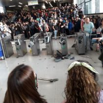 Nueva jornada de evasión masiva: destruyen torniquetes en Estación San Joaquín y hay manifestaciones en San Miguel y Chile-España