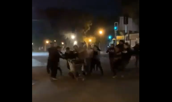 Manifestantes se enfrentan a saqueadores en medio de jornadas Manifestantes se enfrentan a saqueadores en medio de jornadas