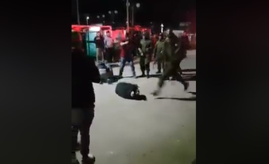 Dan de baja a carabinero que propinó feroz patada en la cabeza a persona en el suelo Dan de baja a carabinero que propinó feroz patada en la cabeza a persona en el suelo