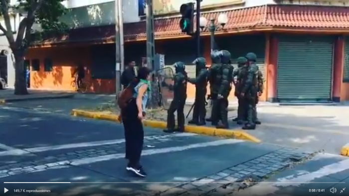 Mujer encara a Carabineros que la piropearon en medio de protestas Mujer encara a Carabineros que la piropearon en medio de protestas