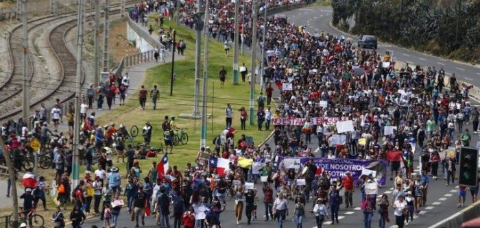 Masiva marcha en Viña del Mar con destino al Congreso en Valparaíso termina entre lacrimógenas