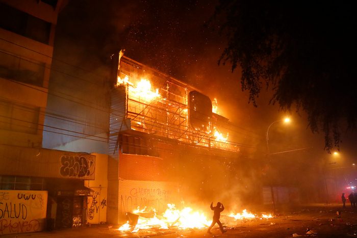 Octubre negro y en llamas: el terremoto social y político que azota a Chile Octubre negro y en llamas: el terremoto social y político que azota a Chile