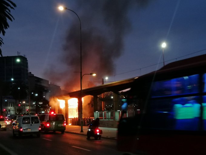 Caos en Valparaíso: queman estación del Merval, saquean supermercados y El Mercurio de Valparaíso Caos en Valparaíso: queman estación del Merval, saquean supermercados y El Mercurio de Valparaíso