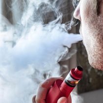 La posible relación entre los químicos del cigarro eléctrico y el Covid-19 que preocupa a especialistas