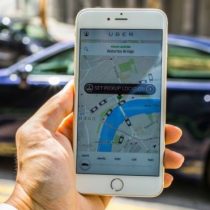 La paradoja de Uber: cómo la aplicación libera y encadena a sus conductores en la 