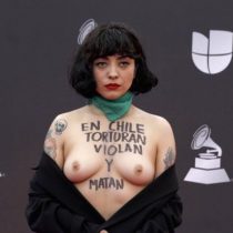 La contundente denuncia en topless de Mon Laferte que revolucionó la alfombra roja de los Latin Grammy