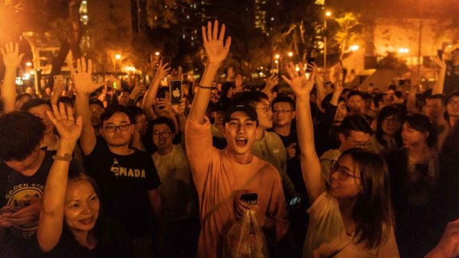 Protestas en Hong Kong: el abrumador triunfo de los candidatos que apoyan las manifestaciones en las elecciones municipales Protestas en Hong Kong: el abrumador triunfo de los candidatos que apoyan las manifestaciones en las elecciones municipales