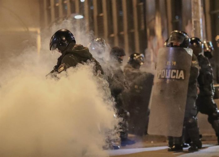 Policía dispersa choques entre opositores y seguidores de Evo Morales Policía dispersa choques entre opositores y seguidores de Evo Morales