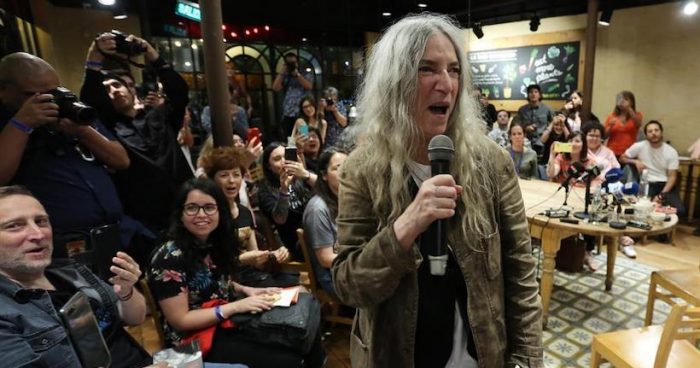 Patti Smith a los manifestantes en Chile: «Estoy con ustedes» Patti Smith a los manifestantes en Chile: «Estoy con ustedes»