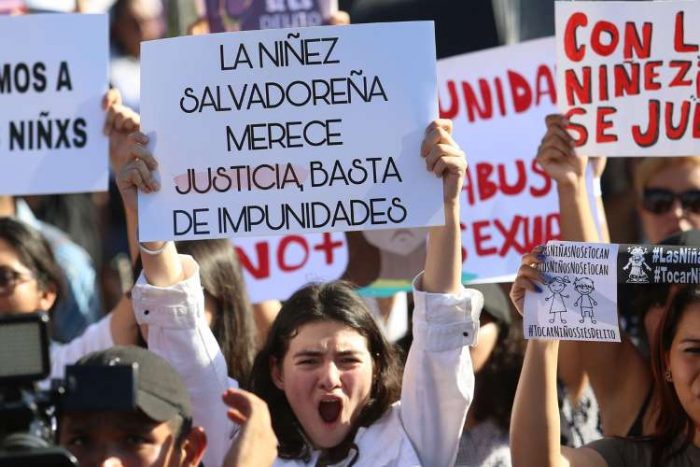 Piden justicia en El Salvador para menor al grito de “las niñas no se tocan” Piden justicia en El Salvador para menor al grito de “las niñas no se tocan”