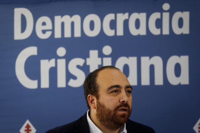 DC presenta minuta con propuestas para acabar con la crisis social: dieta parlamentaria y nueva Constitución son los ejes DC presenta minuta con propuestas para acabar con la crisis social: dieta parlamentaria y nueva Constitución son los ejes