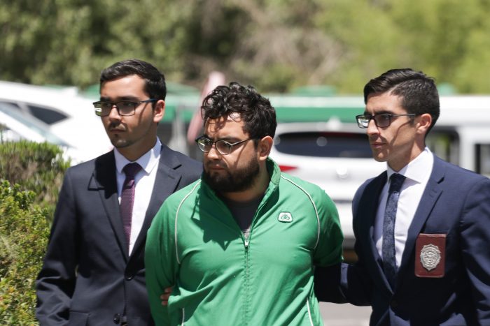 Pareja de profesor imputado por daños en el Metro pide un proceso justo: No representa peligro para la sociedad Pareja de profesor imputado por daños en el Metro pide un proceso justo: No representa peligro para la sociedad