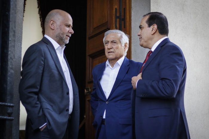 Tres partidos de oposición presentan siete propuestas al gobierno para abordar la crisis social Tres partidos de oposición presentan siete propuestas al gobierno para abordar la crisis social