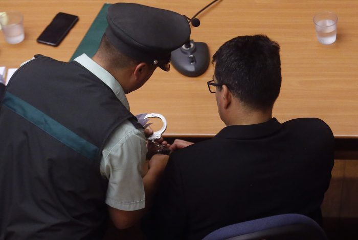 Mayor de Carabineros acusado de herir a estudiantes del Liceo 7 queda con arresto domiciliario nocturno Mayor de Carabineros acusado de herir a estudiantes del Liceo 7 queda con arresto domiciliario nocturno