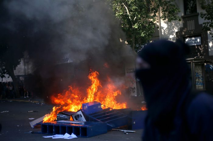 Barricadas, incendios, saqueos y heridos con perdigones se registran en Santiago y regiones en nueva jornada de protesta Barricadas, incendios, saqueos y heridos con perdigones se registran en Santiago y regiones en nueva jornada de protesta