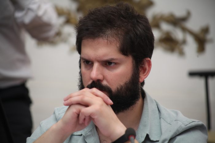 Boric (CS) respalda a Pérez (RD) y su “quememos todo” pero advierte: “Quienes tenemos cargo de responsabilidad debiéramos ponderar mejor aseveraciones de estas características” Boric (CS) respalda a Pérez (RD) y su