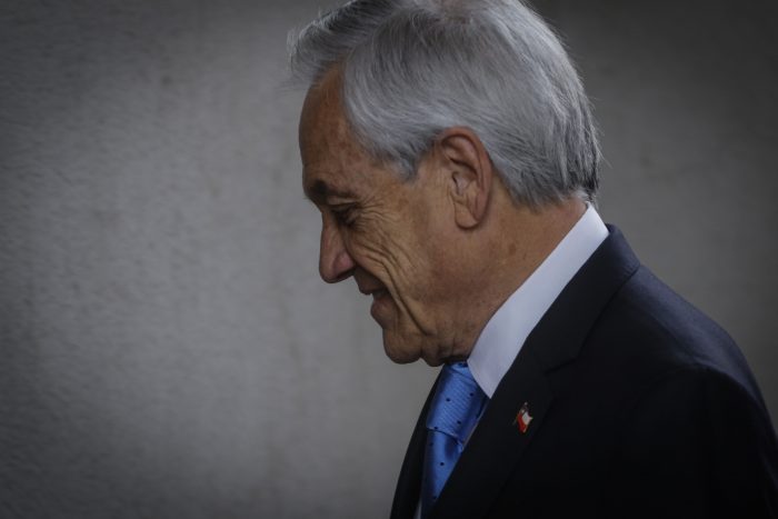 En la antesala de la acusación constitucional en su contra, Piñera insiste en la tecla del enemigo: denuncia que enfrentó una “organización militar” y con “tecnología de punta” En la antesala de la acusación constitucional en su contra, Piñera insiste en la tecla del enemigo: denuncia que enfrentó una “organización militar” y con “tecnología de punta”