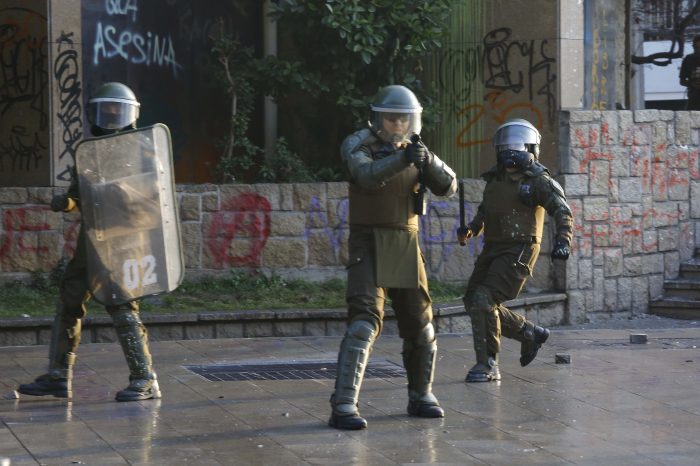 Contraloría aclara que “no corresponde” que Carabineros usen apodos en sus uniformes durante manifestaciones Contraloría aclara que