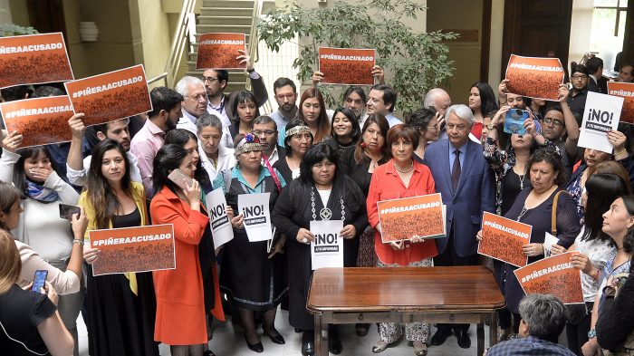 Con firmas de diputados de la ex Nueva Mayoría presentan acusación constitucional contra Sebastián Piñera Con firmas de diputados de la ex Nueva Mayoría presentan acusación constitucional contra Sebastián Piñera