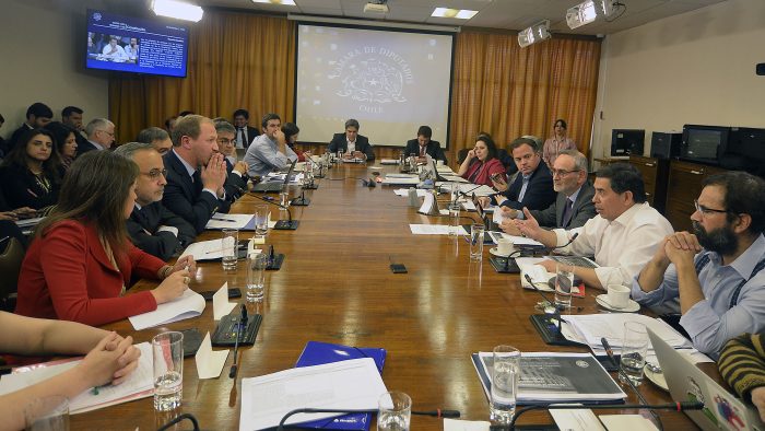 Polémica por indicación oficialista a dieta parlamentaria: asesores acusan que habría más de mil despidos Polémica por indicación oficialista a dieta parlamentaria: asesores acusan que habría más de mil despidos