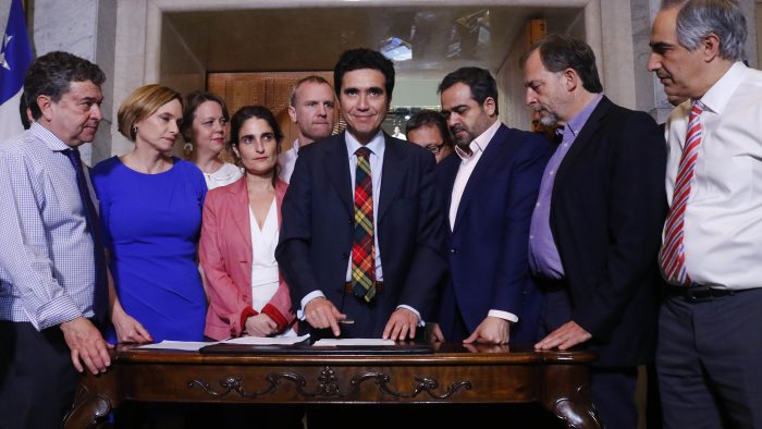 Aumento en las pensiones y una rebaja en el transporte público: los acuerdos que se lograron entre senadores y Gobierno tras maratónica jornada de negociación Aumento en las pensiones y una rebaja en el transporte público: los acuerdos que se lograron entre senadores y Gobierno tras maratónica jornada de negociación