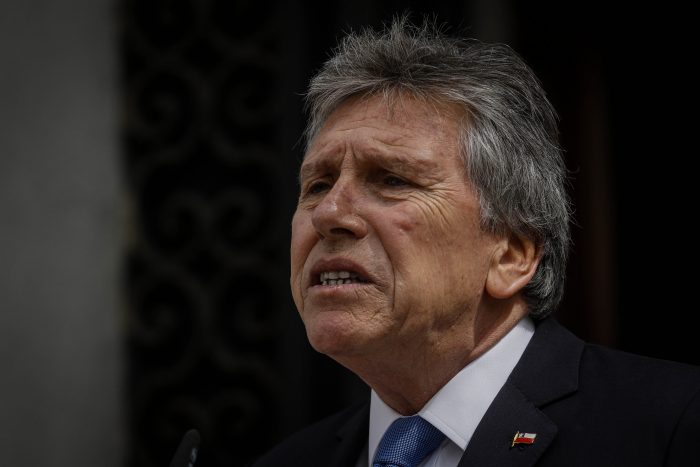 Ministro Espina defiende comunicado de las FF.AA. y critica informe de Amnistía Internacional: «Es grave y absolutamente falso» Ministro Espina defiende comunicado de las FF.AA. y critica informe de Amnistía Internacional: