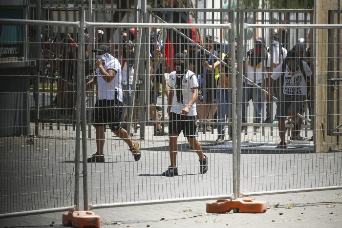 Retorno del fútbol chileno: hinchas de Colo-Colo invaden estadio de La Florida y se decide suspender el encuentro Retorno del fútbol chileno: hinchas de Colo-Colo invaden estadio de La Florida y se decide suspender el encuentro