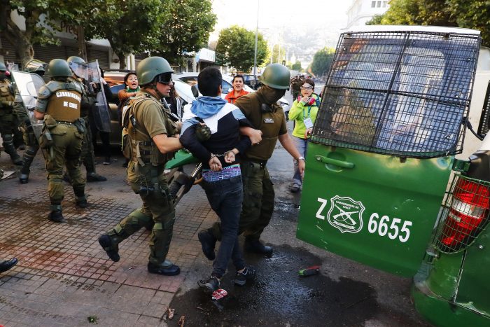 Nuevo balance de Carabineros: 61 personas detenidas y 6 uniformados heridos Nuevo balance de Carabineros: 61 personas detenidas y 6 uniformados heridos