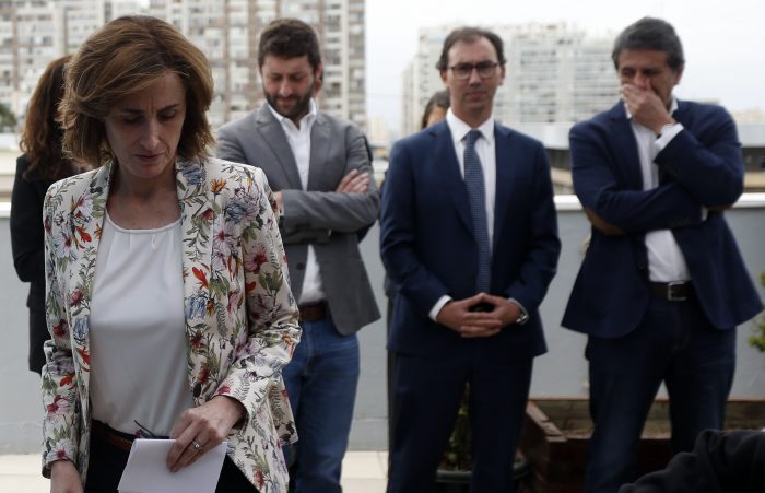 Sin agua en la piscina: rechazo unánime de la oposición a proyecto de Cubillos por “adoctrinamiento político” en colegios y liceos Sin agua en la piscina: rechazo unánime de la oposición a proyecto de Cubillos por