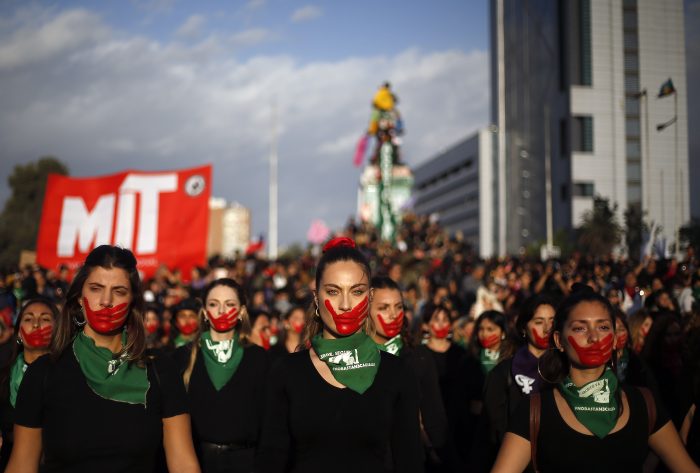 Informe Human Rights Watch: “Los carabineros parecen ser más propensos a obligar a desnudarse a mujeres y niñas que a hombres” Informe Human Rights Watch: “Los carabineros parecen ser más propensos a obligar a desnudarse a mujeres y niñas que a hombres”