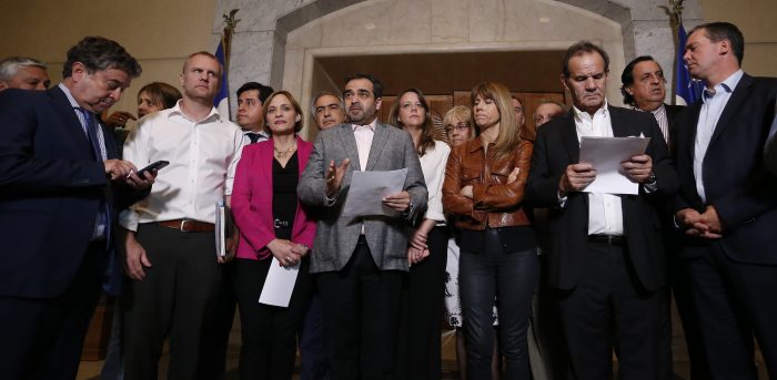 Piñera tiene la decisión: senadores le recuerdan que dispone de las atribuciones para restablecer el orden público y reiteran la necesidad de profundizar agenda social Piñera tiene la decisión: senadores le recuerdan que dispone de las atribuciones para restablecer el orden público y reiteran la necesidad de profundizar agenda social