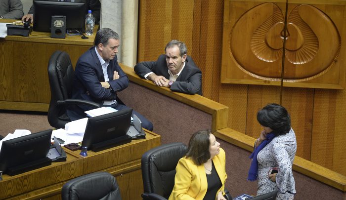 Senado aprueba en general la ley antiencapuchados, uno de los pilares de la agenda de orden y seguridad de Piñera Senado aprueba en general la ley antiencapuchados, uno de los pilares de la agenda de orden y seguridad de Piñera