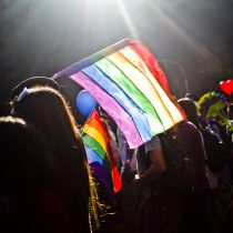 Joven gay detenido en estado de emergencia dejó Santiago 1: Movilh exige investigación a Carabineros