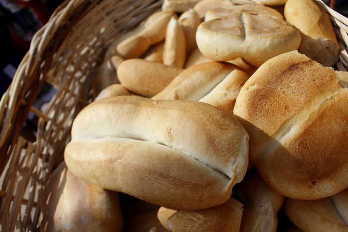 Estallido social golpea el precio del pan: pymes en alerta por alza de materias primas