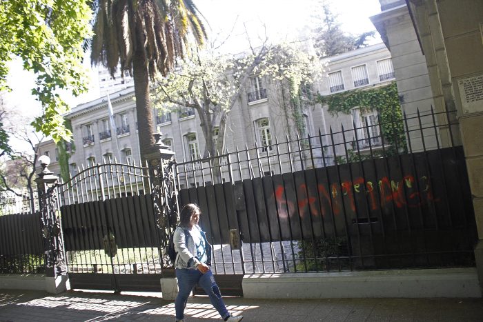 Embajador de Argentina en Chile fue evacuado tras ataque de manifestantes durante protestas en el centro de Santiago Embajador de Argentina en Chile fue evacuado tras ataque de manifestantes durante protestas en el centro de Santiago
