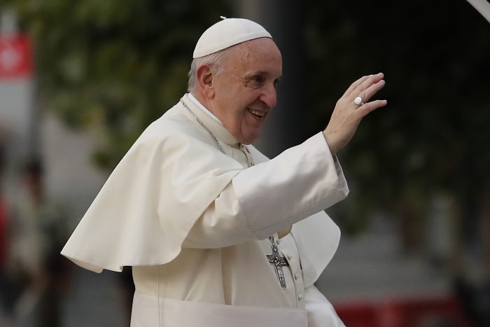 El Papa pide perdón por «perder la paciencia» con mujer que lo agarró del brazo en el Vaticano El Papa pide perdón por