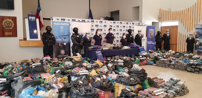 PDI y la Armada incautan más de cuatro toneladas de marihuana desde una barcaza extranjera en las costas chilenas PDI y la Armada incautan más de cuatro toneladas de marihuana desde una barcaza extranjera en las costas chilenas