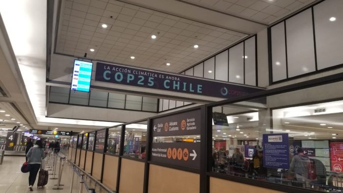 Bienvenidos a la COP y APEC: los mensajes que aún adornan SCL Bienvenidos a la COP y APEC: los mensajes que aún adornan SCL