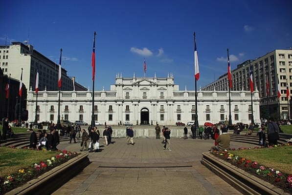 Apoyo transversal a una nueva Constitución comienza a cercar a La Moneda: se suma la Iglesia y el consejo de rectores Apoyo transversal a una nueva Constitución comienza a cercar a La Moneda: se suma la Iglesia y el consejo de rectores