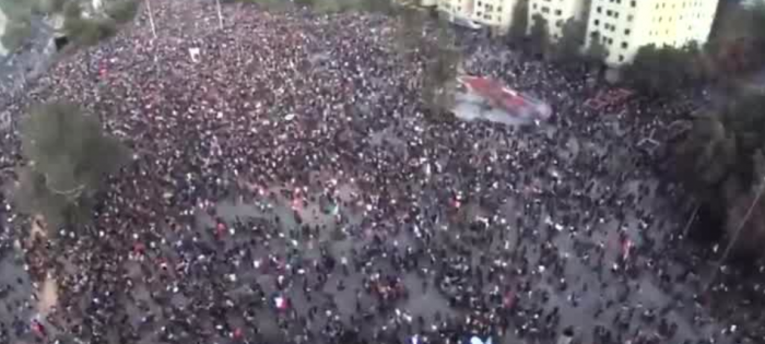 Desde las alturas: el momento exacto del sismo en plena manifestación en Plaza Italia Desde las alturas: el momento exacto del sismo en plena manifestación en Plaza Italia