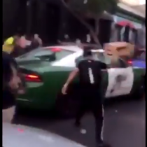 Turba ataca vehículo policial con carabineros en su interior en el Barrio Bellavista